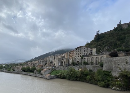 ville de sisteron vu du bus