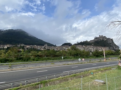 ville de sisteron vu du bus