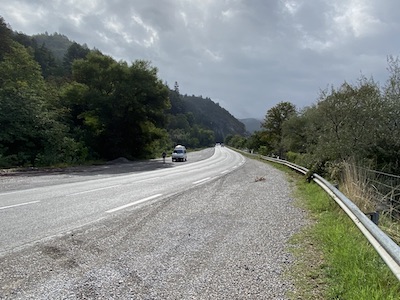 vue du bus et du conducteur en bord de route